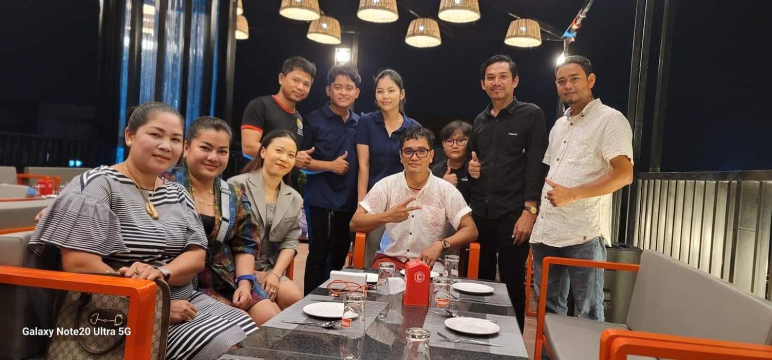 贡布 帕克旅舍及酒吧旅舍 外观 照片